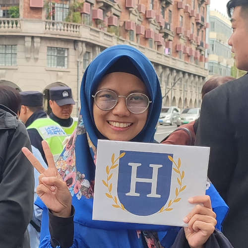 Foto salah satu pengajar lokal ketika di luar negeri