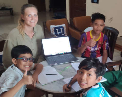 Foto anak-anak belajar di HALIMTON bersama pengajar asing